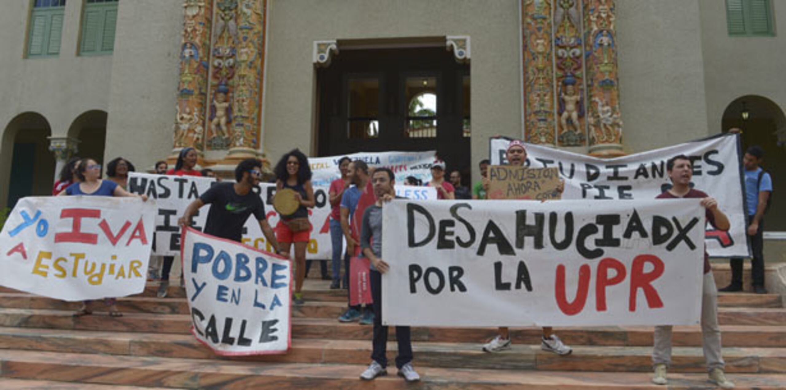 Varios estudiantes cargaban pancartas que leían “Hasta el rector tiene casa en el recinto”, “Desahuciados por la UPR”, “Homeless International Student in UPR” y “Don’t play with students careers”. (ismael.fernandez@gfrmedia.com)