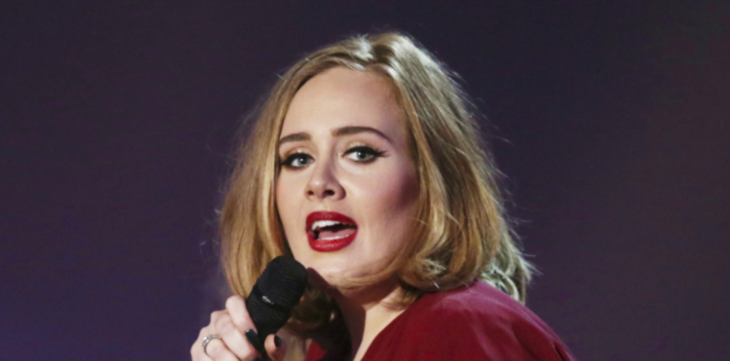 Adele vendió 4.6 millones de discos este año. (Prensa Asociada)