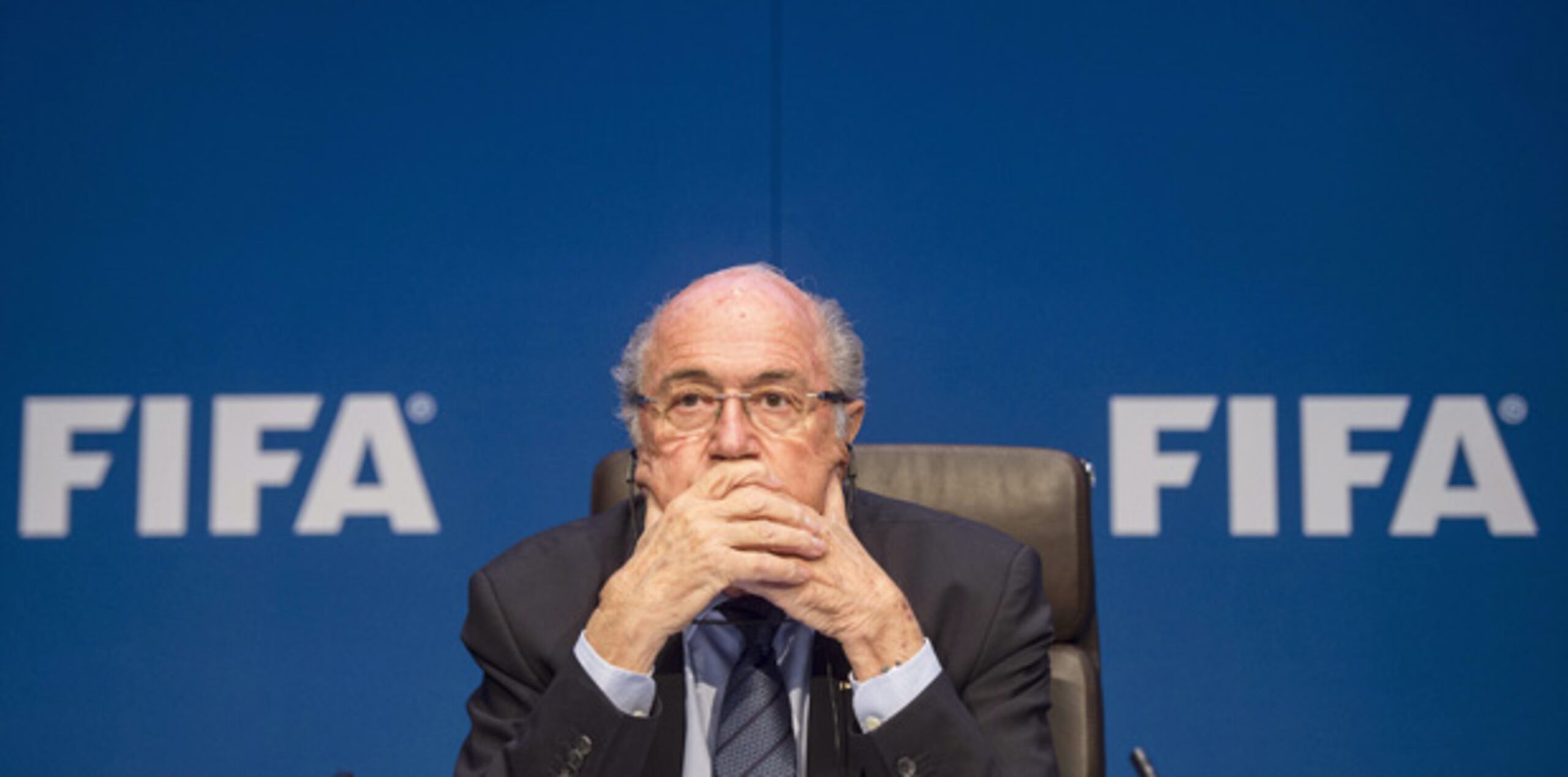 La mayoría de los mejores clubes del mundo, las economías más vigorosas y las audiencias más lucrativas de la televisión están en países que no quieren ver más a Blatter. (EFE)