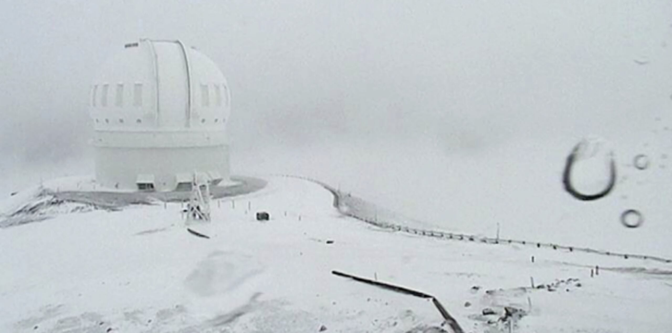 Vista del pico Mauna Kea afectado por la nevada. (Prensa Asociada)