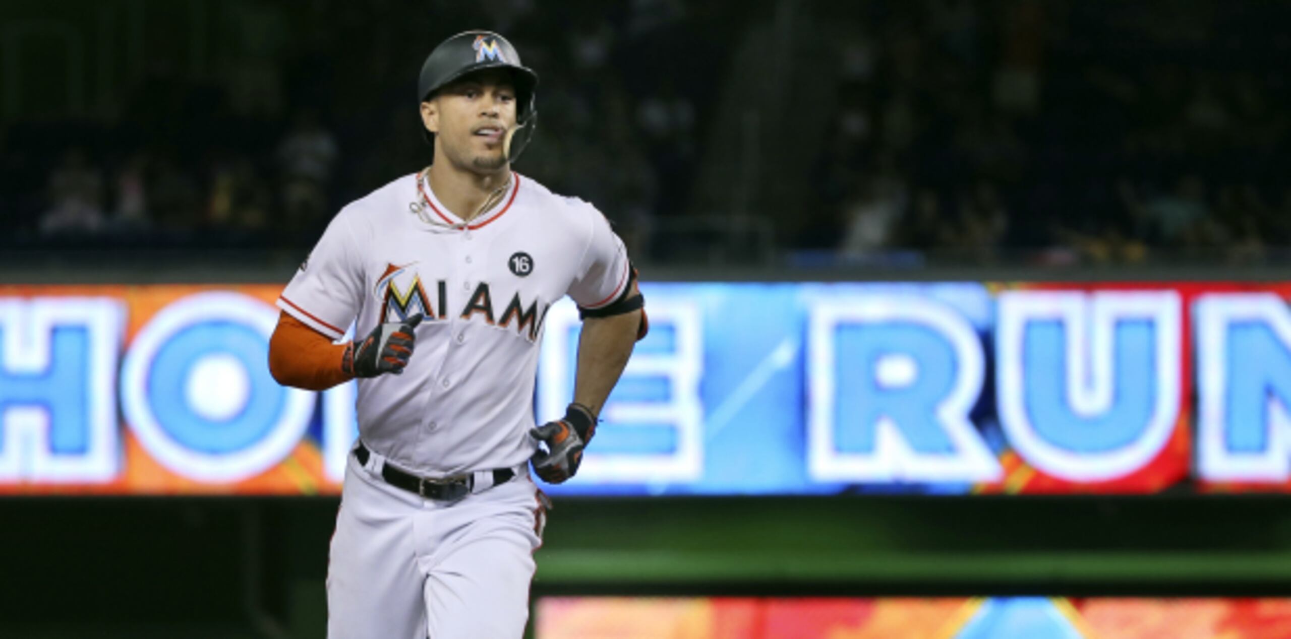 El batazo de Stanton fue decisivo en el triunfo hoy de los Marlins sobre San Diego. (AP)