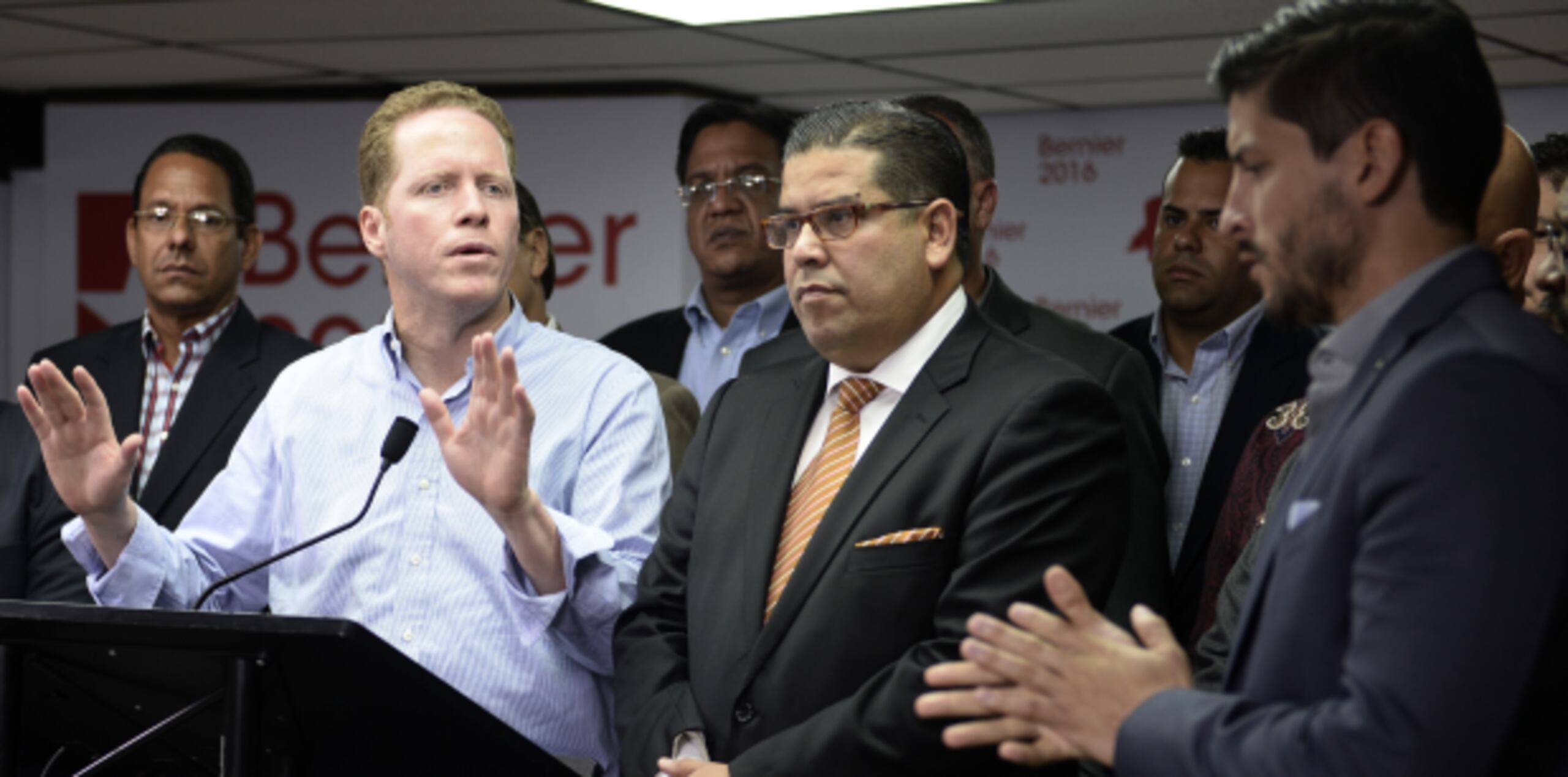 Bernier asistió al caucus en el que fue electo Rafael "Tatito" Hernández, al centro. A su lado, Manuel Natal, el que más votos sacó por el PPD y quien respaldaba a Luis Vega Ramos. (GERALD.LOPEZ@GFRMEDIA.COM)