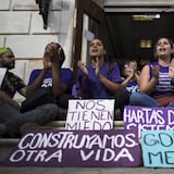 Mujeres protestan en el Capitolio en reclamo de sus derechos