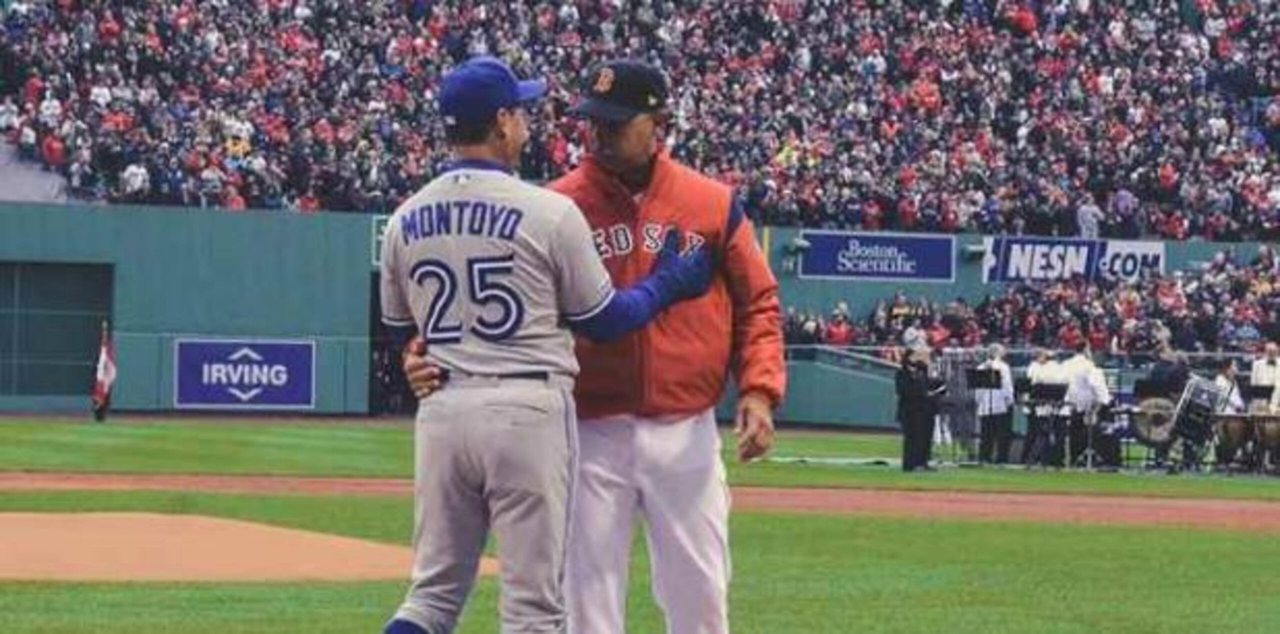 Caluroso saludo entre Montoyo y Cora inició el histórico partido entre dos boricuas en la MLB (Twitter @MLB)