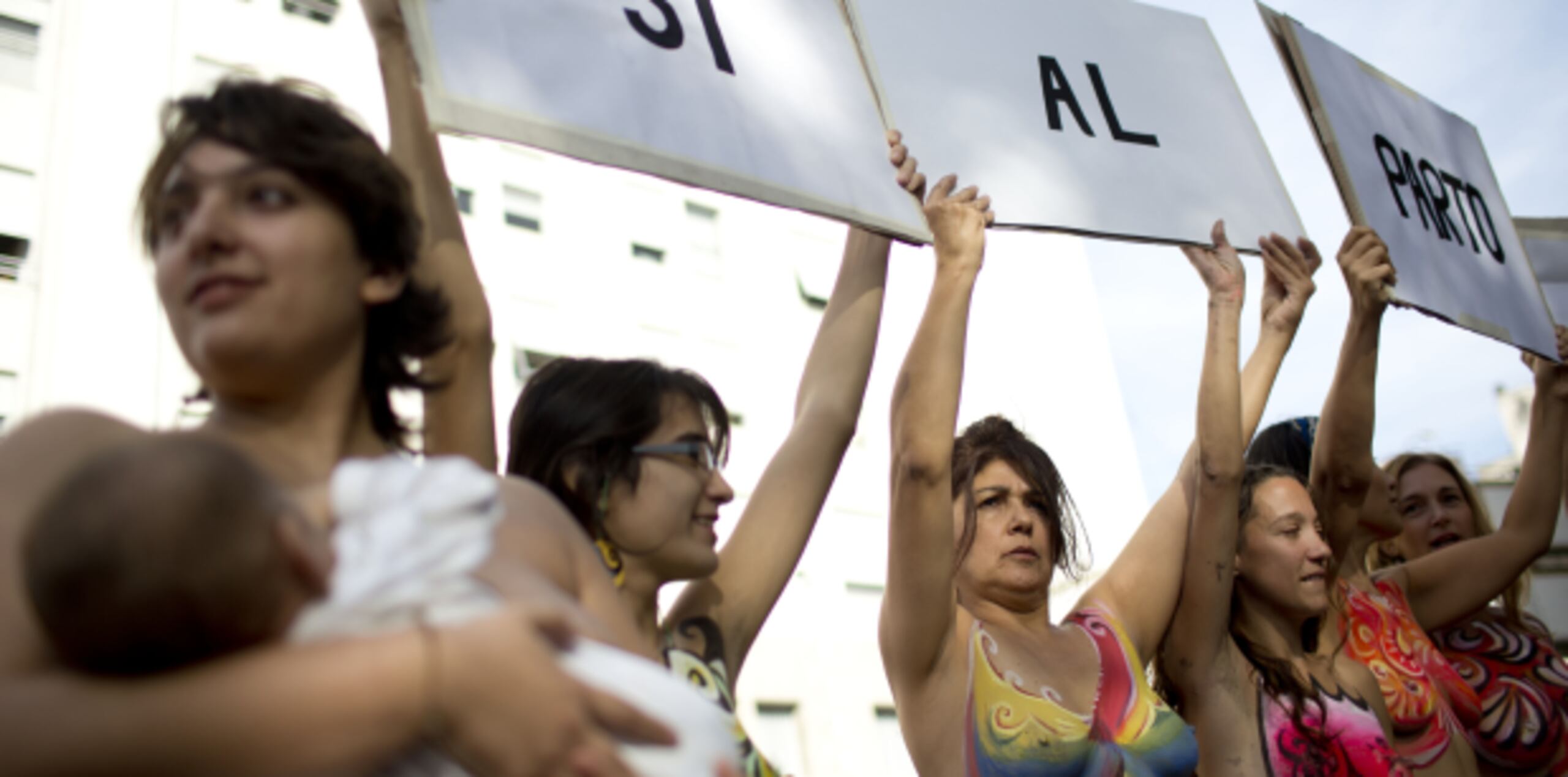 Alrededor de medio centenar de mujeres se manifestaron en Buenos Aires. (AP)