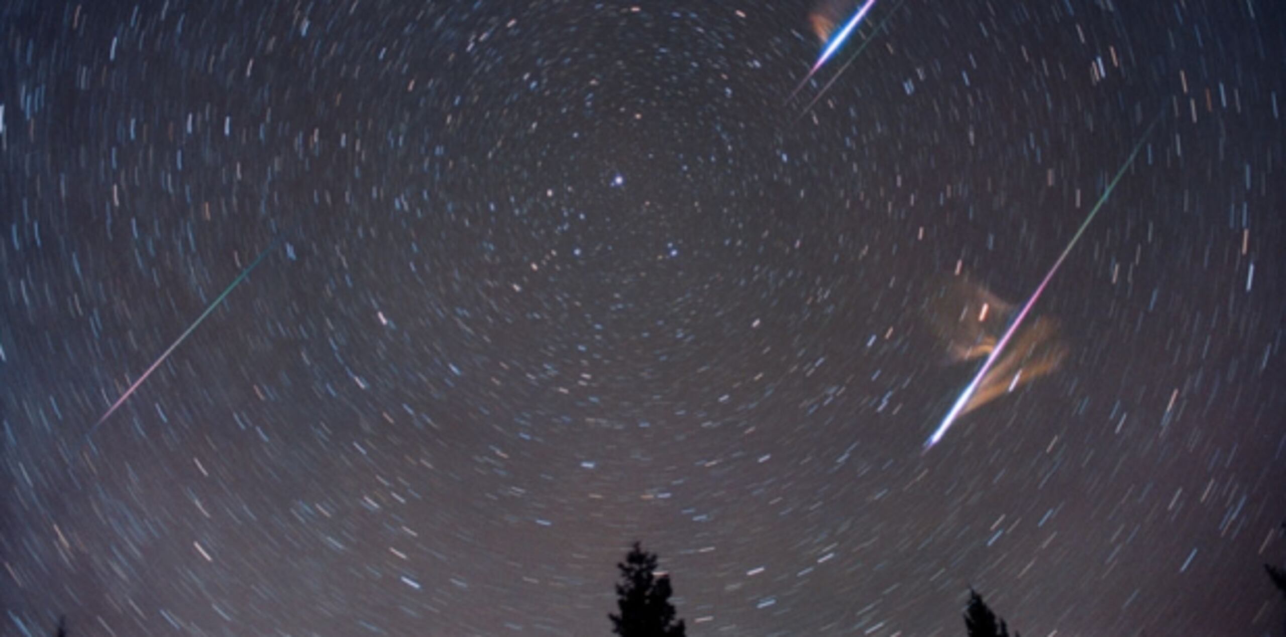 Una actividad sugerida es contar la cantidad de meteoros visibles mientras se observan, sea por minuto o por hora. (Archivo)