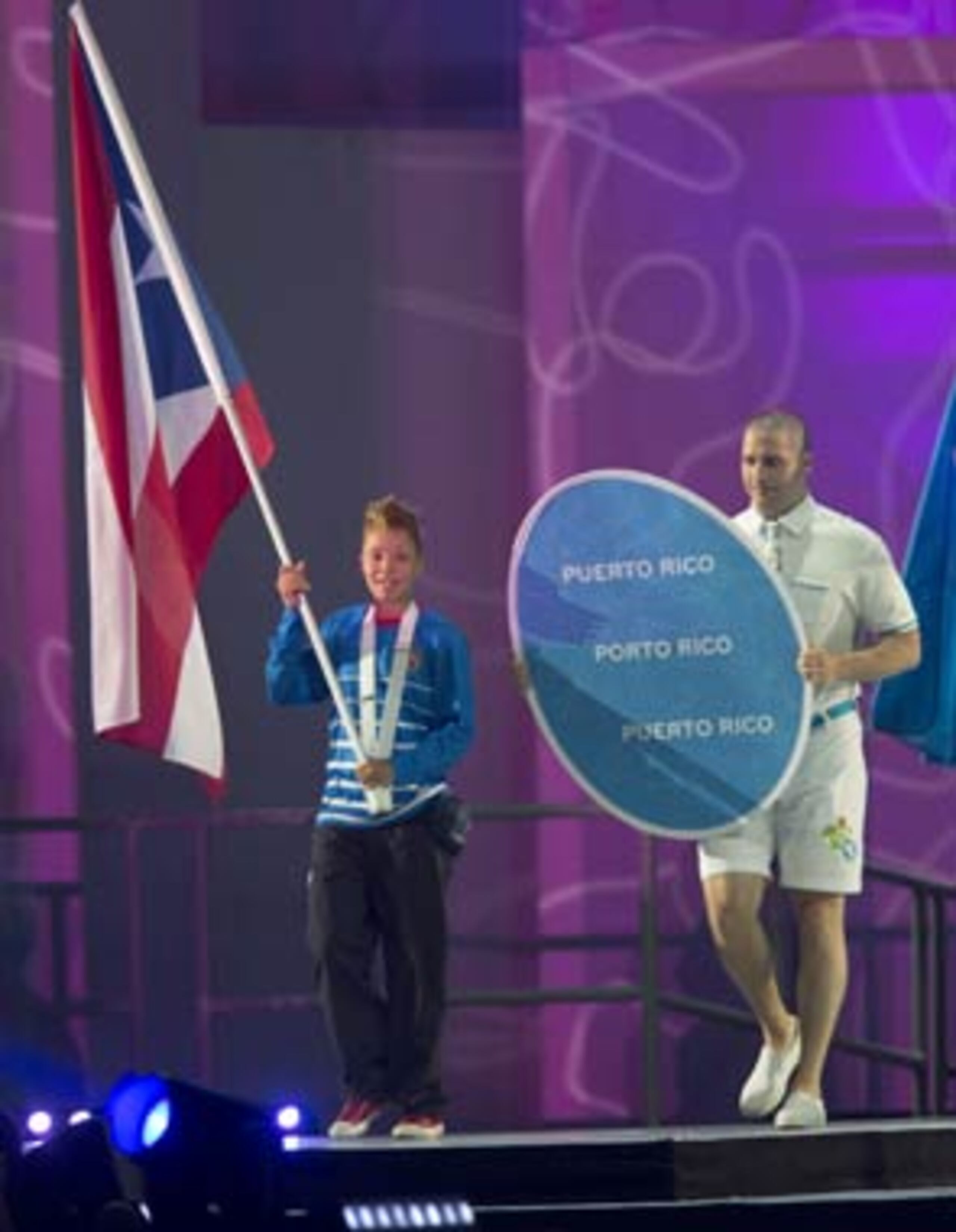 La boxeadora y medallista de bronce Mónica González cargó la bandera boricua durante la ceremonia de clausura de los XVII Juegos Panamericanos. (xavier.araujo@gfrmedia.com)