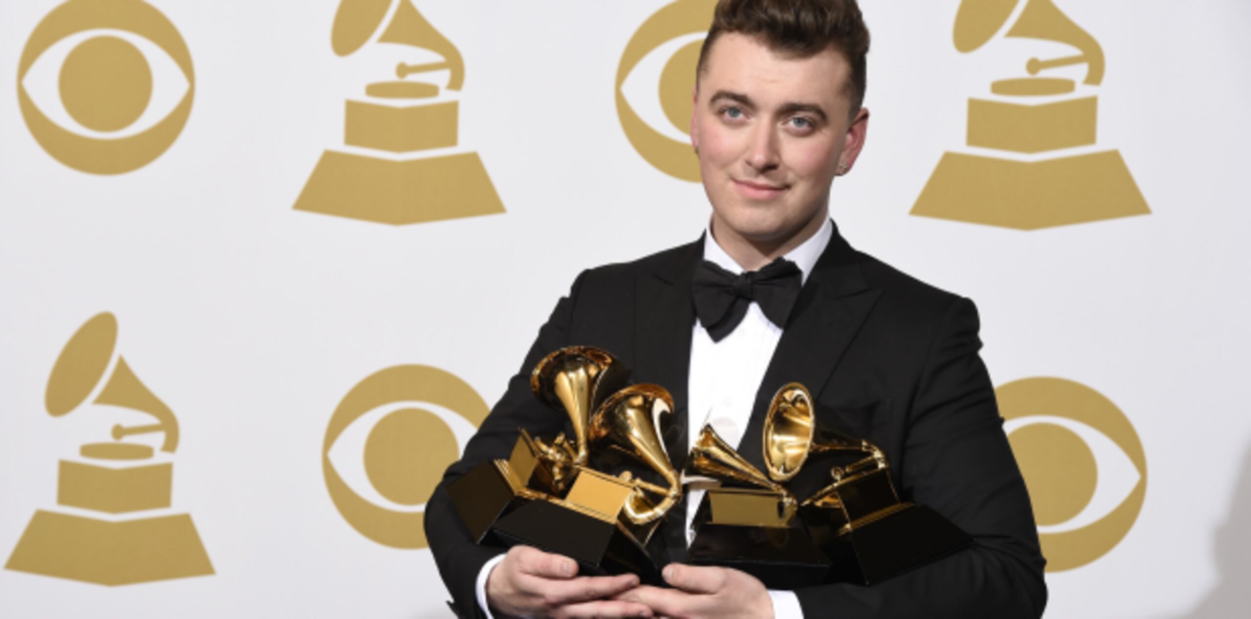 Sam Smith posa con sus premios. (Chris Pizzello/Invision/AP)
