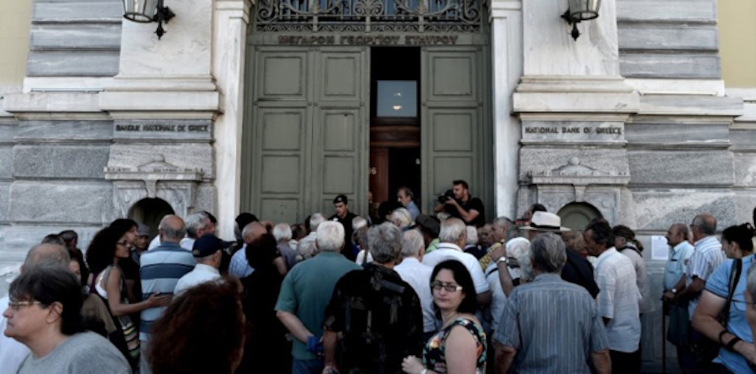 A las puertas de las 1,000 sucursales bancarias que, tras recibir la orden el gobierno, reabrirán el miércoles para ayudar a los jubilados se formaron largas filas. Los desesperados pensionistas sin tarjetas de crédito podrán a obtener hasta 120 euros (134 dólares) en efectivo. (AFP)