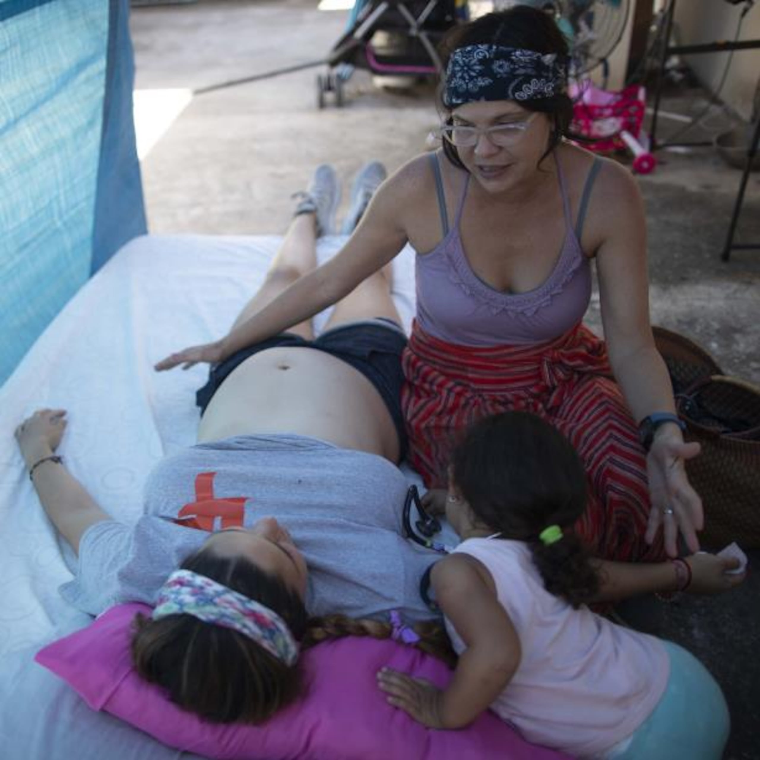 Rebbeca García Ortiz, partera natural de Sabana Grande, atiende a una madre en su último mes de gestación en el barrio Ensenada de Guánica. (teresa.canino@gfrmedia.com)
