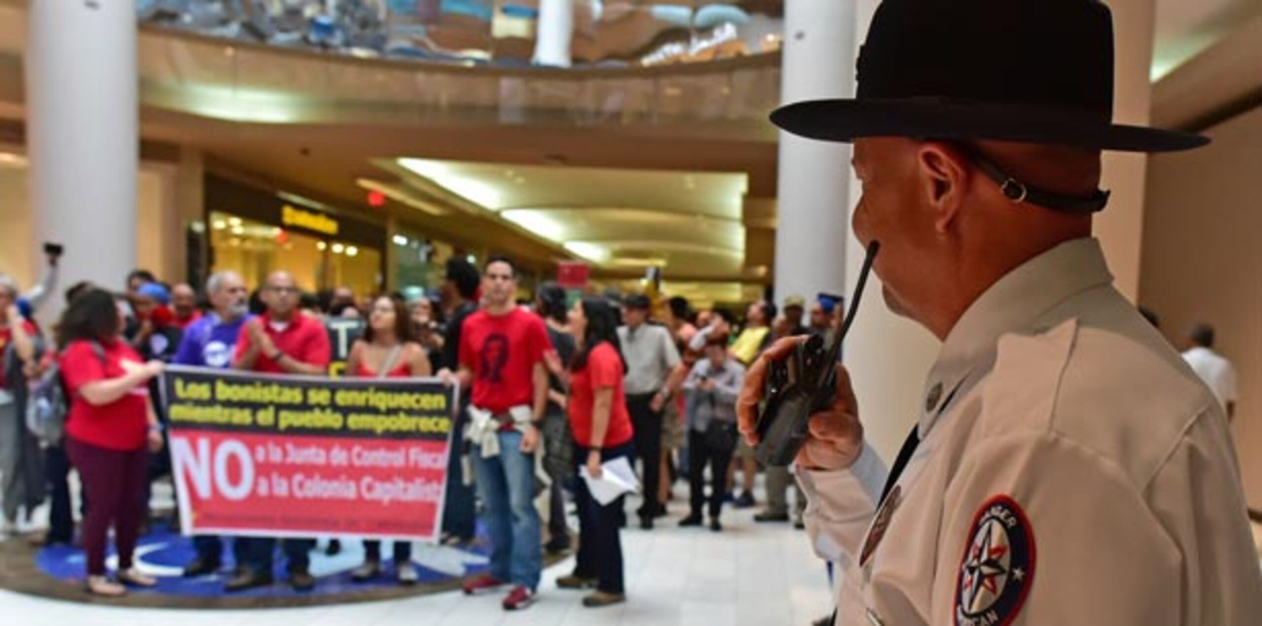 Los manifestantes repetían consignas como "¡No viene na!, No viene na. La Junta de los ricos no viene na!". (luis.alcaladelolmo@gfrmedia.com)