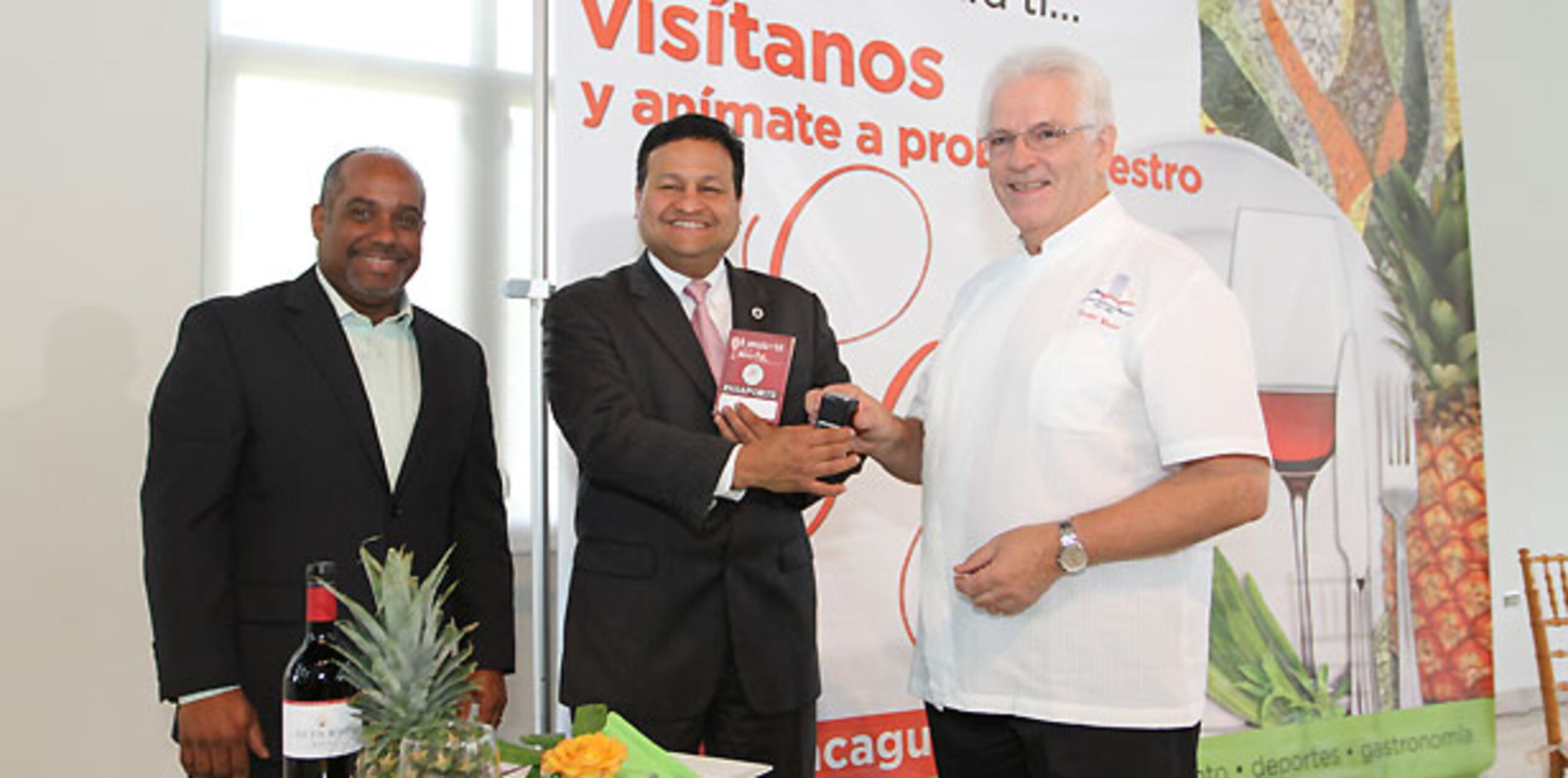 Desde la izquierda: Eddie Pérez, en representación de la Directora Ejecutiva de Turismo; el Alcalde de Caguas William Miranda Torres; y el Chef Daniel Vasse, propietario del restaurantea Bistro Tartine. (Suministrada)