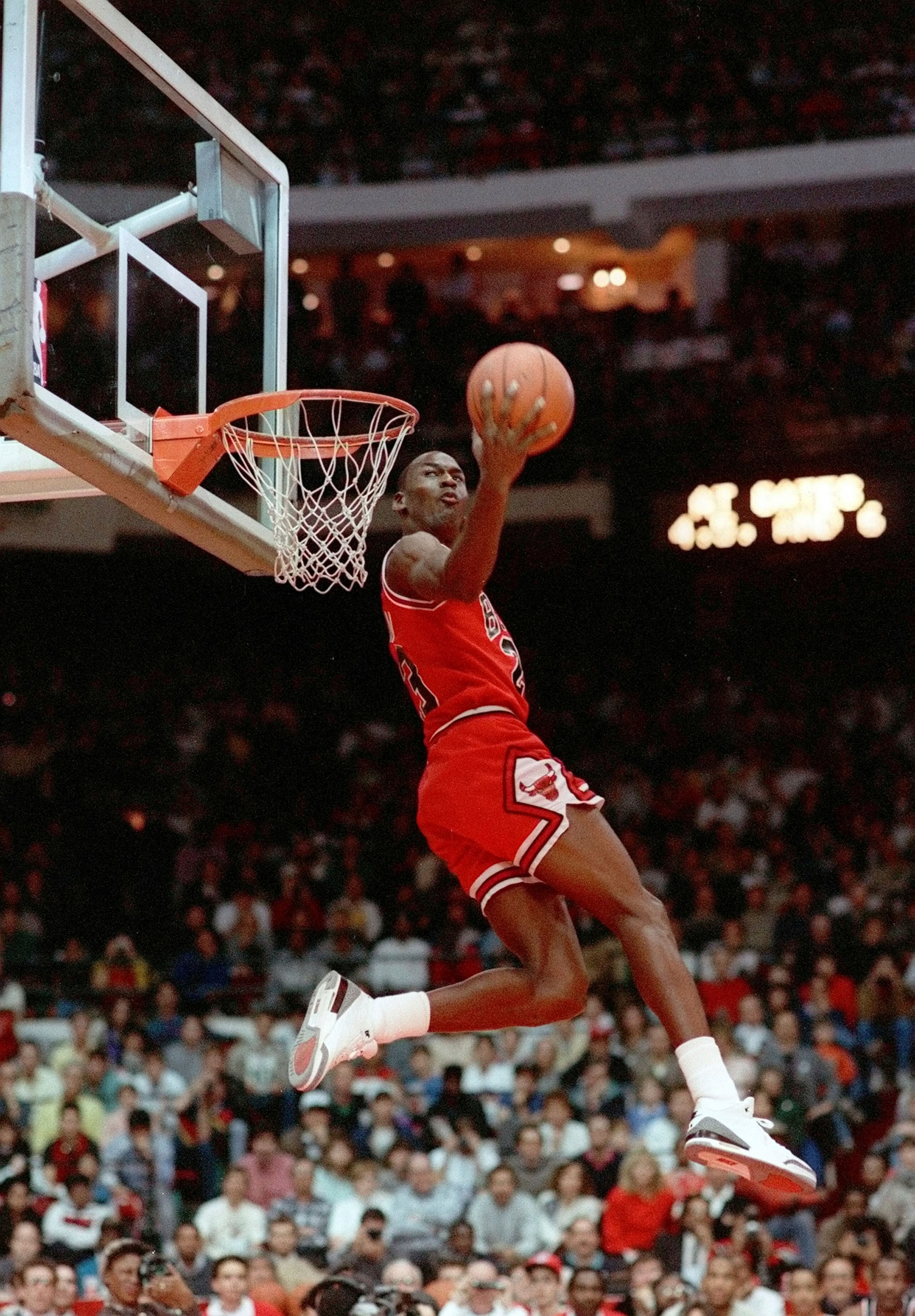 En foto de 1988 Michael Jordan de los Bulls de Chicago se suspende en el aire para una sembrada en la competencia de donqueos.