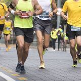 Tren interrumpe maratón y arruina planes de corredores