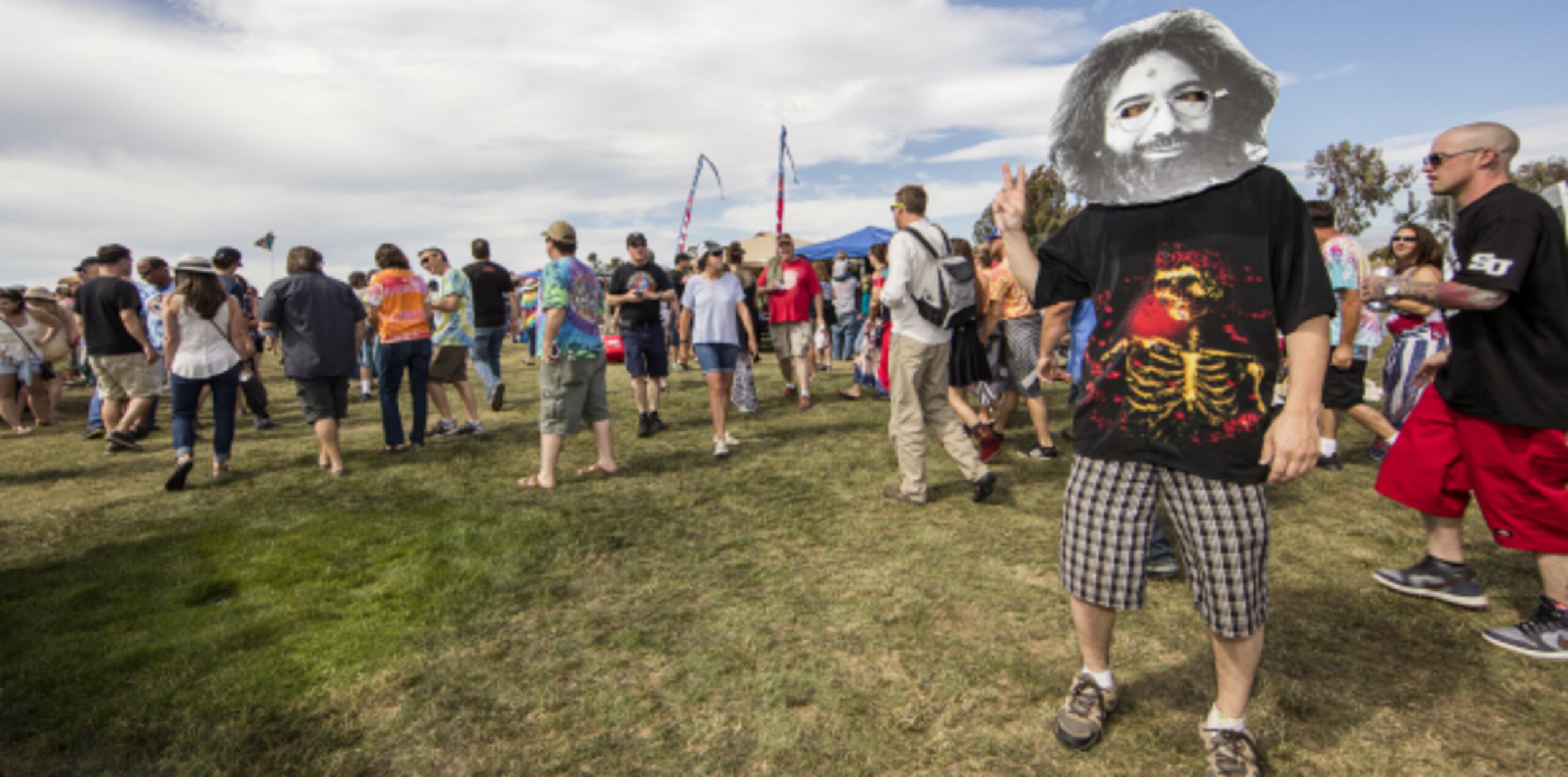 Parte del ambiente ayer en el primero de los cinco conciertos en esta gira de despedida de Grateful dead. (AP)