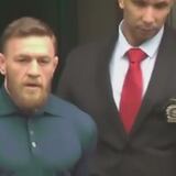 Sacan a Conor McGregor esposado de estación de policía