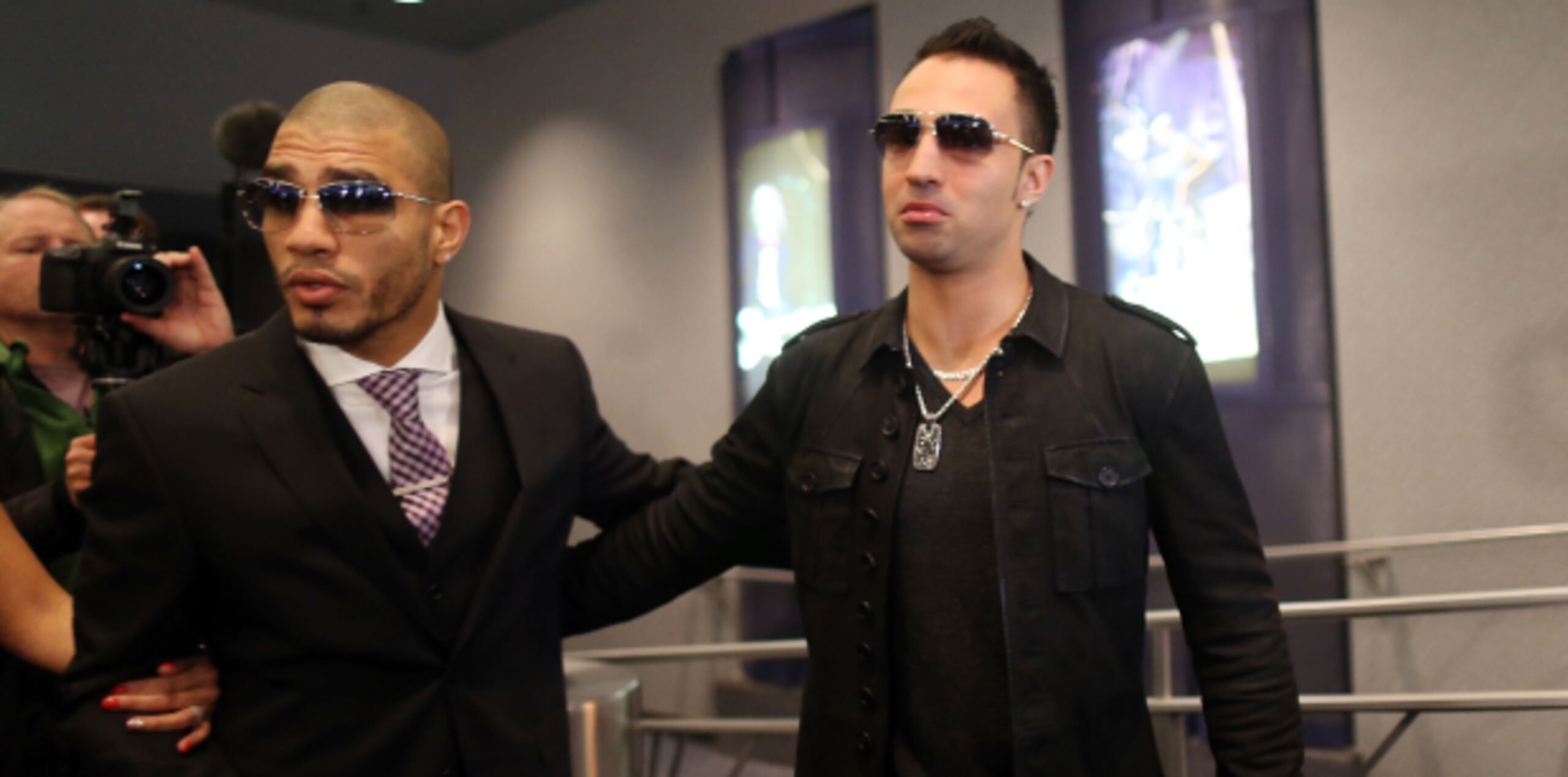 Paul Malignaggi, derecha compartiendo con Miguel Cotto en el 2012, es analista de boxeo, codueño de una tienda de autos y propietario de una línea de ropa. (Archivo / tonito.zayas@gfrmedia.com)