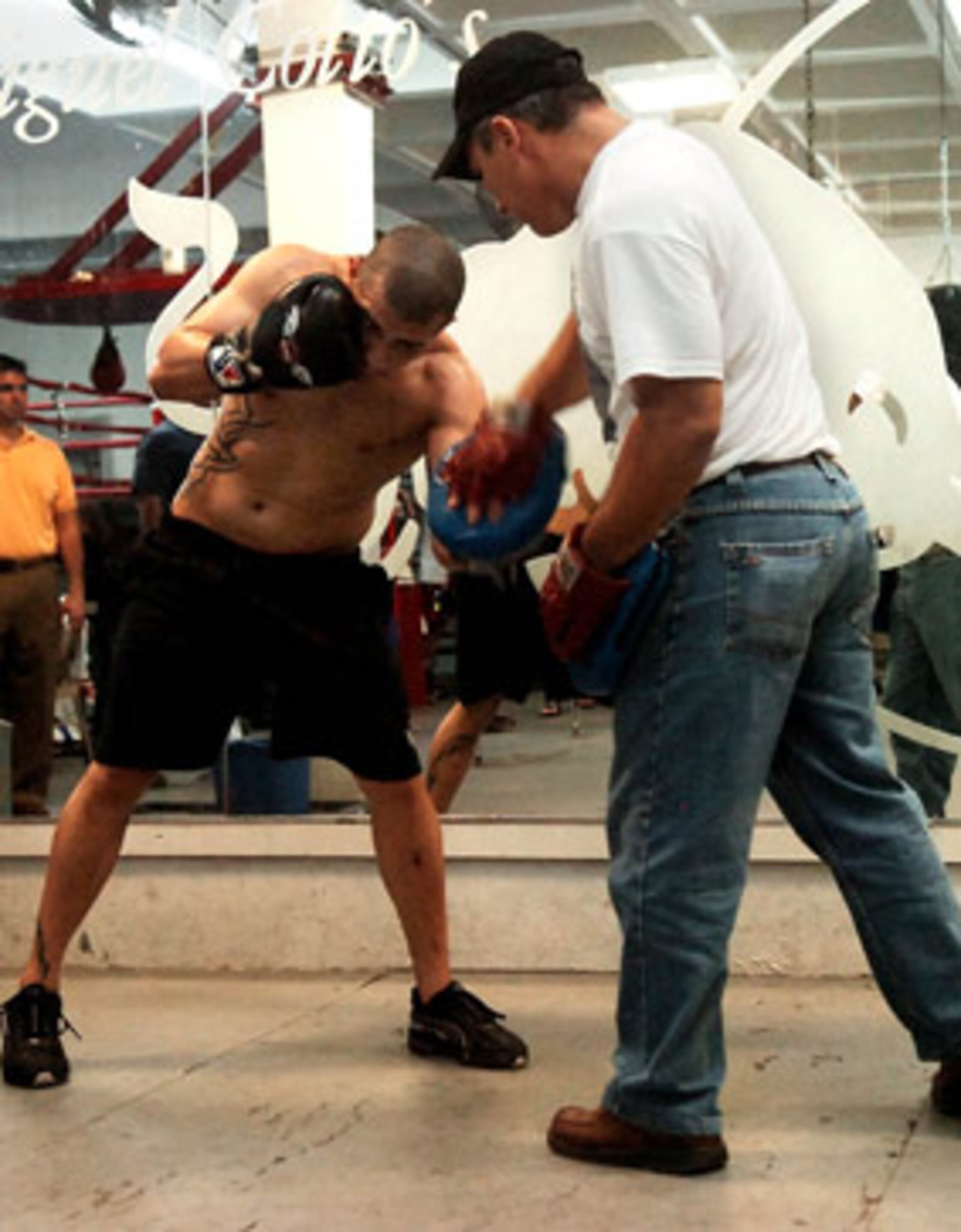 Miguel Cotto y su tío Evangelista en tiempos mejores durante un entrenamiento en febrero pasado. (Para Primera Hora/Carlos Giusti)