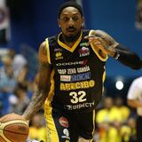 Renaldo Balkman sufre en rol de cheerleader