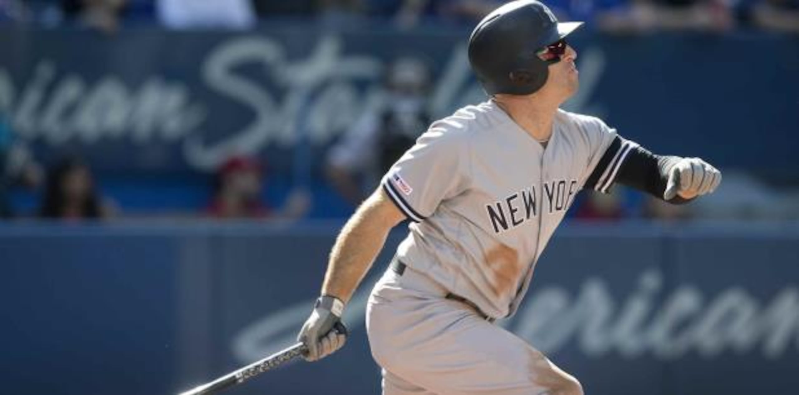 Brett Gardner de los Yankees, conecta un jonrón ante los Azulejos de Toronto en el cuarto inning del juego del sábado. (Fred Thornhill/ AP)