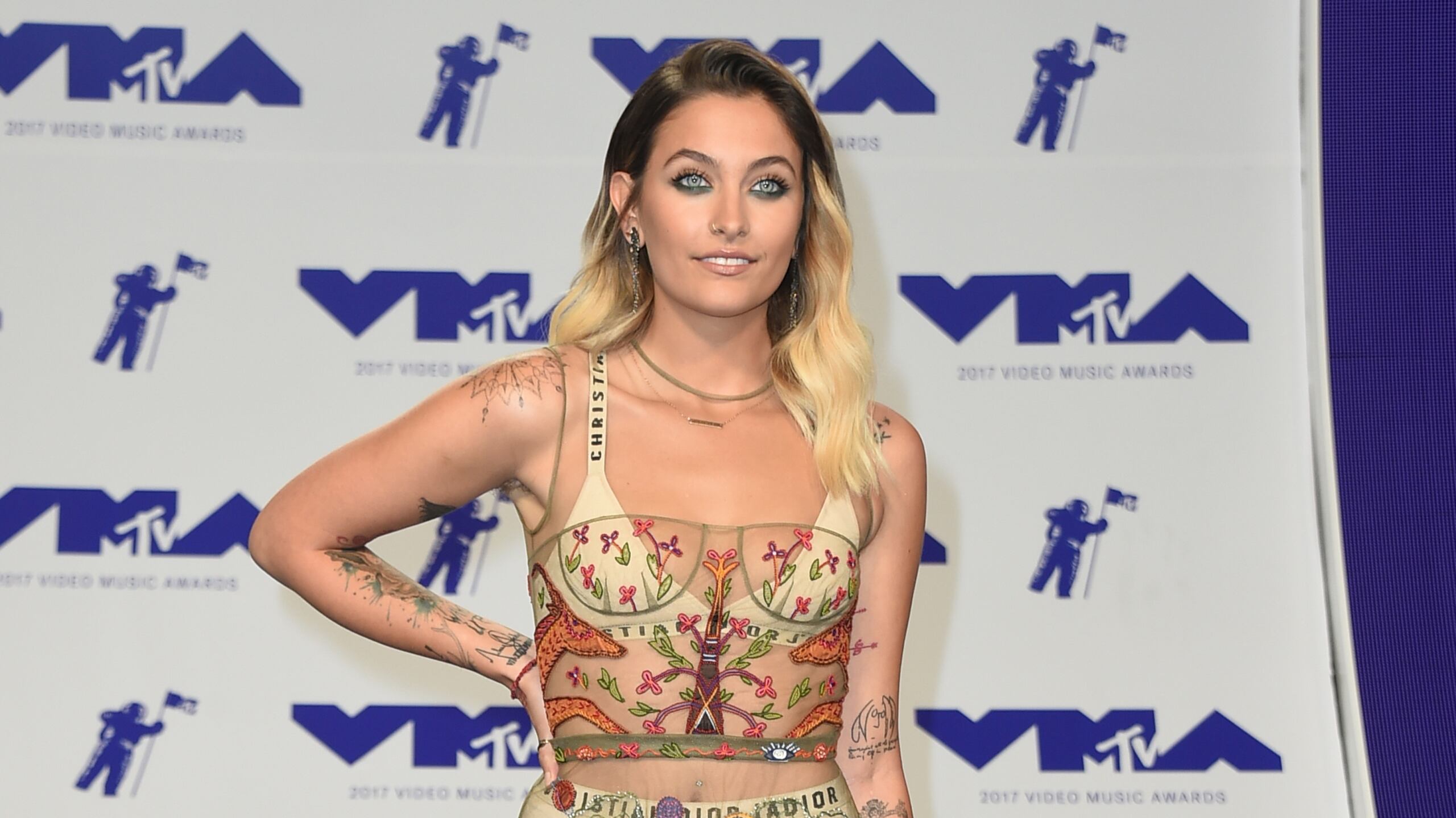 Paris Jackson llega a la ceremonia de los Premios MTV a los Videos Musicales, el domingo 27 de agosto del 2017 en Inglewood, California. (Foto por Jordan Strauss/Invision/AP)