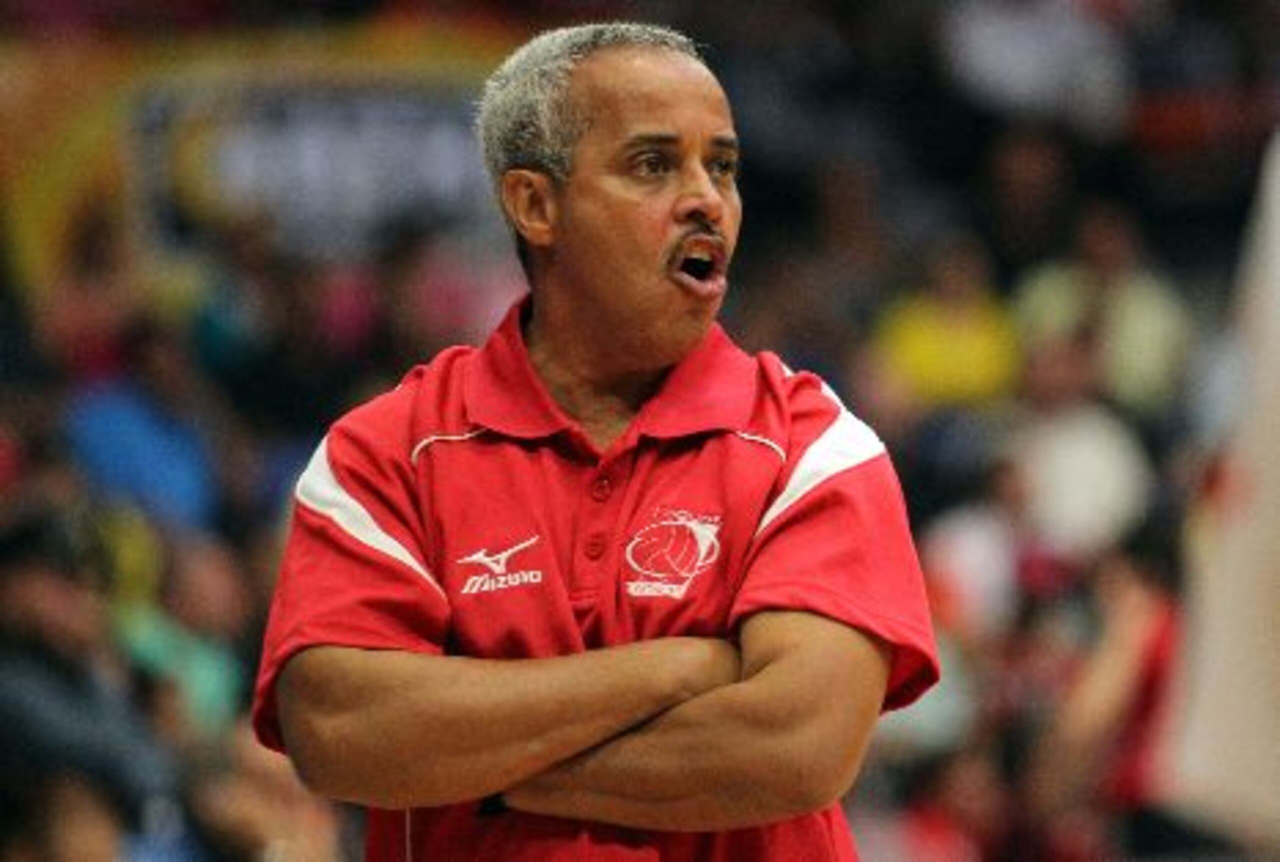  Luis “Papo” García imparte instrucciones a las jugadoras de las Criollas de Caguas durante el partido de anoche.  &nbsp;<font color="yellow">(Primera Hora / Juan Luis Martínez)</font>