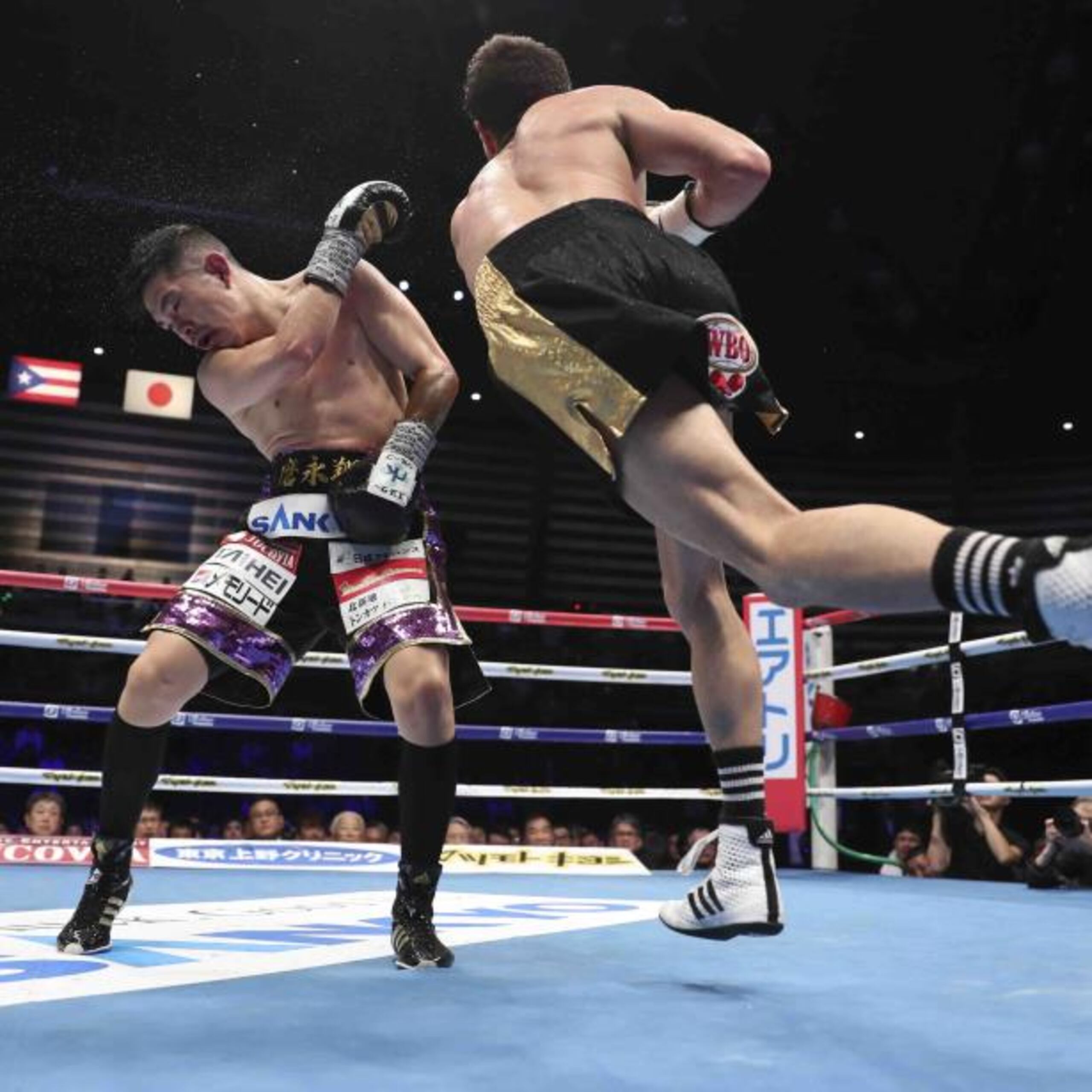 Jeyvier Cintrón lanza una zurda contra el campeón japonés al que retó, Kazuto Ioka. (AP)