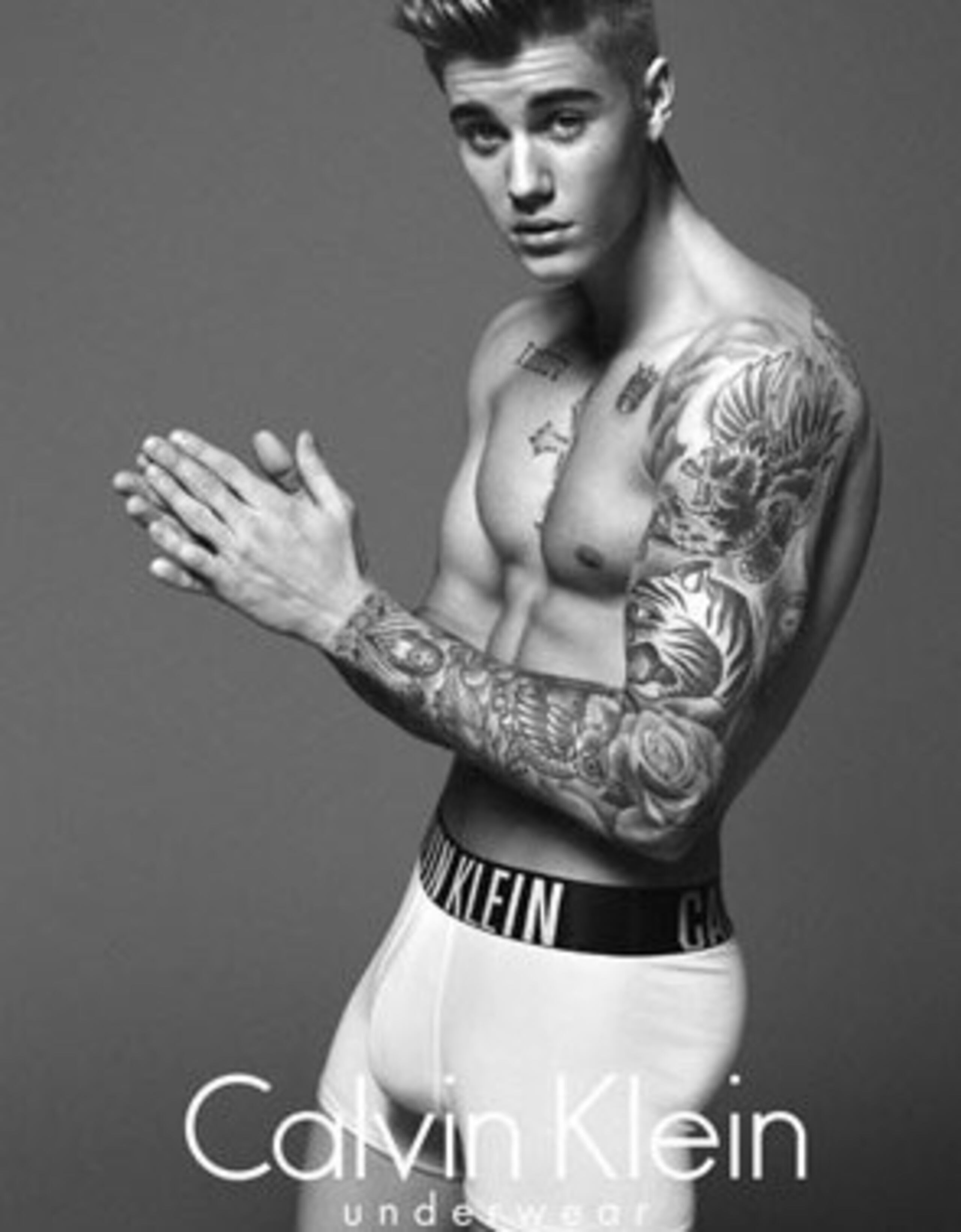 En la primera semana de este mes, se hizo pública la campaña publicitaria de Calvin Klein en la que aparece Bieber mostrando sus abdominales en unos calzoncillos blancos.  (Twitter)