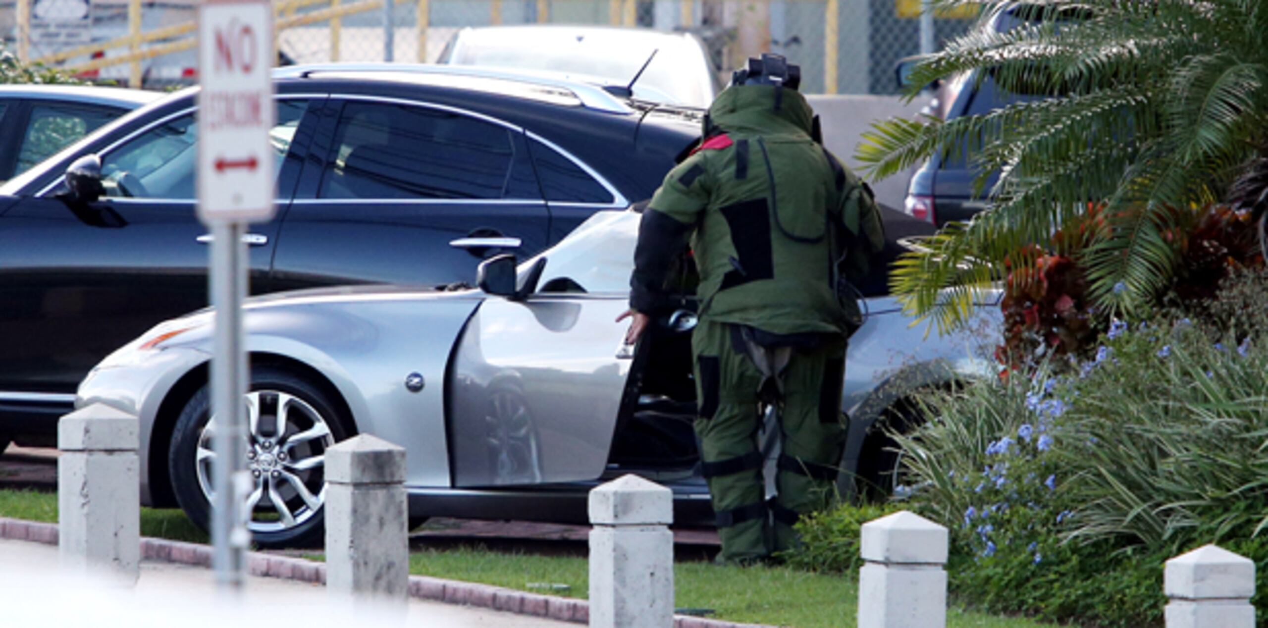 Se abrió el vehículo, un auto deportivo marca Nissan, y no se encontró nada sospechoso. (angel.rivera@gfrmedia.com)