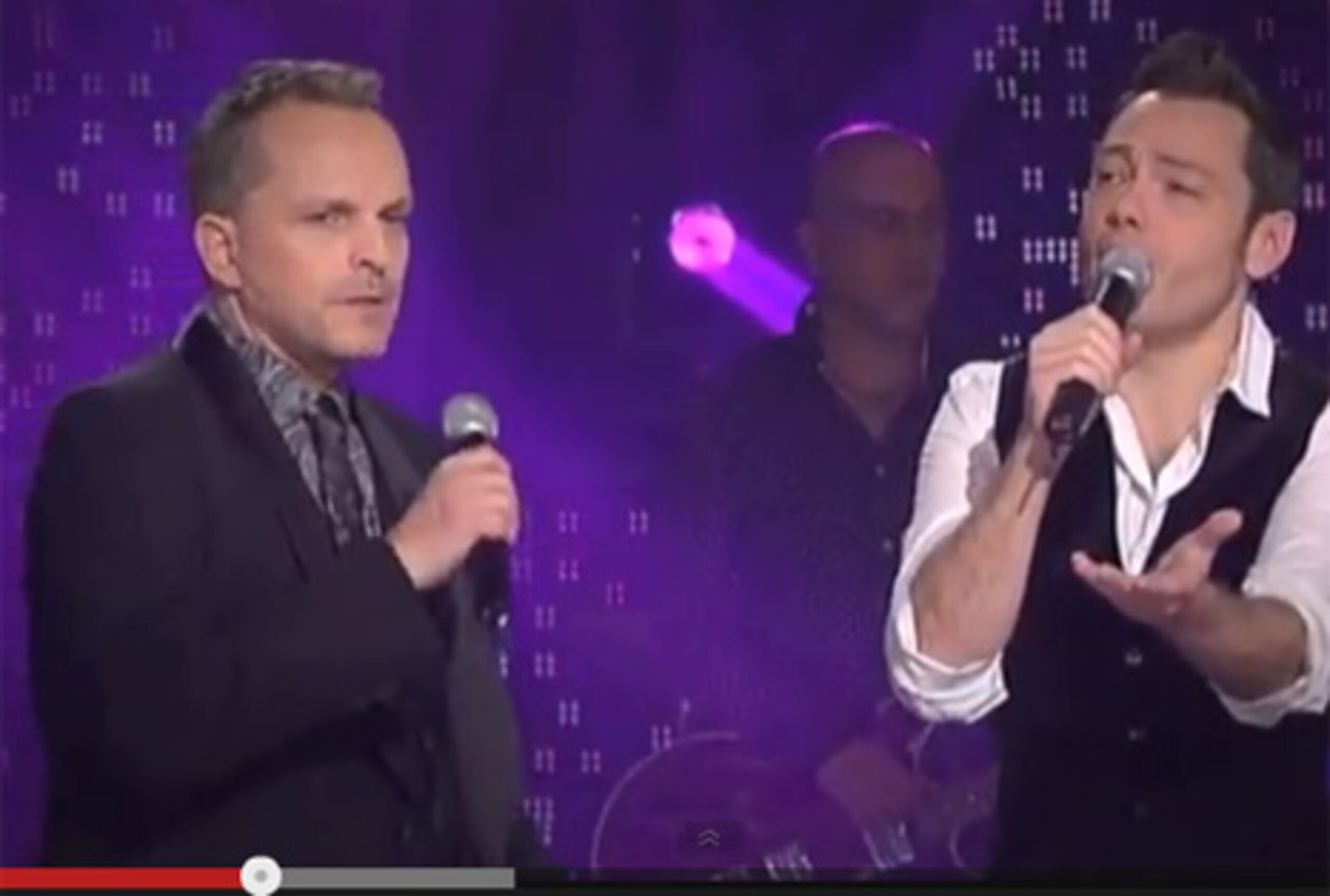 Tiziano Ferro y Miguel Bosé interpretaron juntos el tema "Amiga" en el disco Papitwo