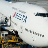 Delta reduce vuelos 40% por declive en demanda 