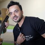 Luis Fonsi cumple su compromiso con la educación musical