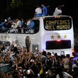 Tsunami de argentinos celebra llegada de Messi y lo que pasó después