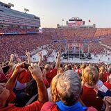 Rompe récord mundial partido de voleibol en Nebraska: más de 92,000 personas asistieron