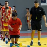 Juego y diversión en la cancha: clínicas de baloncesto adaptado que llenan de esperanza