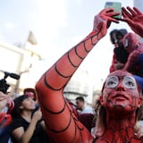 ¡Qué brutal! Miles se disfrazan de Spiderman