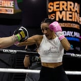 Amanda Serrano entrena ante cientos en el Distrito T-Mobile