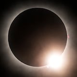 ¡Espectacular! Mira como el eclipse solar se apoderó de distintas ciudades