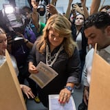 "Estoy feliz. ¡Voté por mí!": Jenniffer González se emociona junto a su esposo