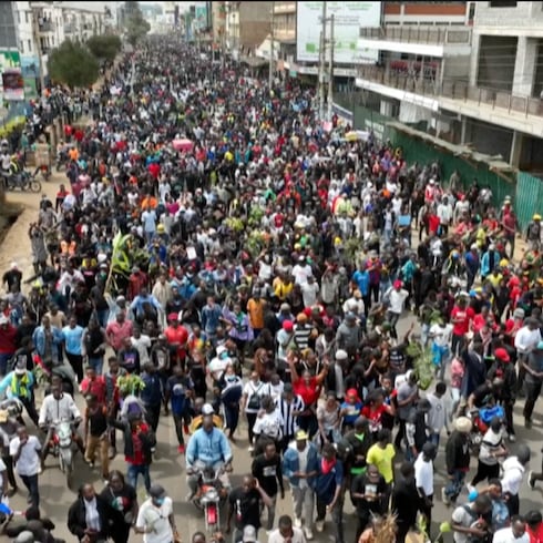 Miles toman las calles de Kenia por aumento a los impuestos