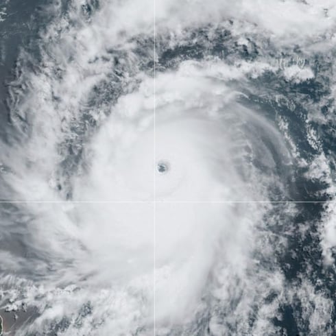 Beryl amenaza el Caribe tras convertirse en huracán categoría 4