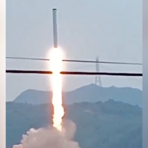 Cohete chino explota tras ser lanzado por accidente