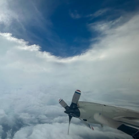 Impactante video: avión entra al ojo del huracán Beryl