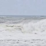 En video: huracán Beryl agita el mar en Puerto Rico