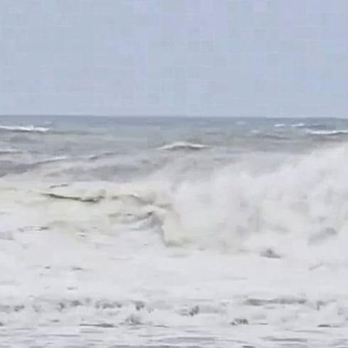 En video: huracán Beryl agita el mar en Puerto Rico