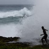 Oleaje intenso azota la costa sur de República Dominicana por huracán Beryl