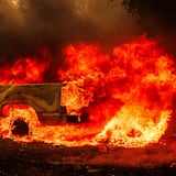 13,000 son desalojadas en California por feroz incendio