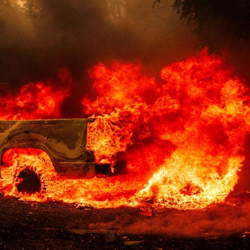 13,000 son desalojadas en California por feroz incendio