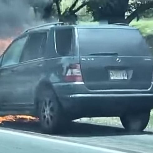 Guagua se prende en fuego en plena autopista de Bayamón