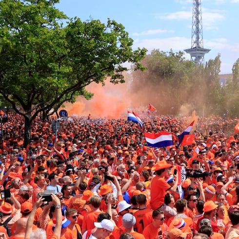 Miles de fanáticos holandeses abarrotan calles de Hamburgo